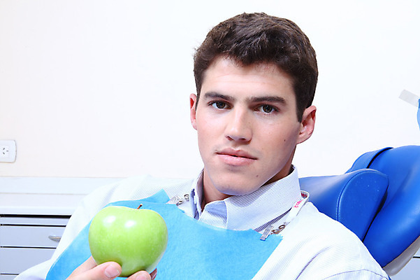 포토 JPG 서양인 외국인 남자 과일 실내 치과 병원 한명 들기 사람 앉기 성인 치료 환자 의료용품 가운 의사가운 치과용품 유니트체어 남자만 남자한명만 성인남자만 성인만 국내포토 1 옷 의자 의학 의료기기 모션 인종 내부 의사 파일형식