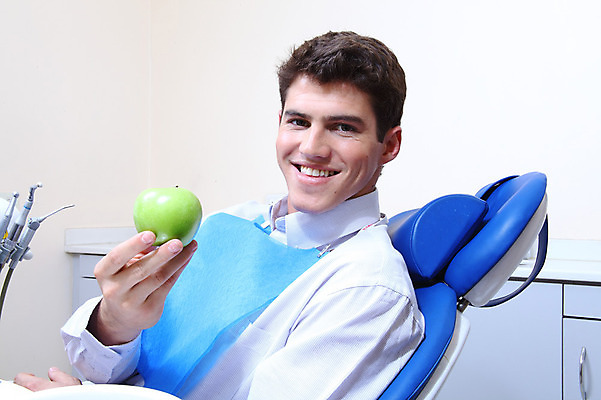 포토 JPG 서양인 외국인 남자 과일 실내 치과 병원 한명 웃음 들기 사람 앉기 성인 치료 환자 의료용품 가운 의사가운 치과용품 유니트체어 남자만 남자한명만 성인남자만 성인만 국내포토 1 옷 의자 의학 의료기기 모션 표정 인종 내부 의사 파일형식