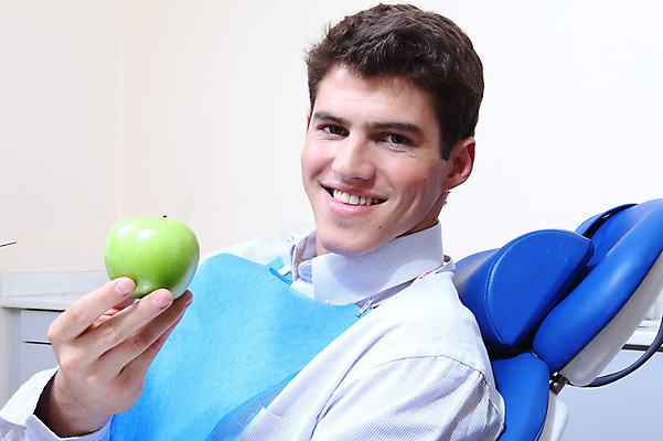 포토 JPG 서양인 외국인 남자 과일 실내 치과 병원 한명 웃음 들기 사람 앉기 성인 치료 환자 의료용품 가운 의사가운 치과용품 유니트체어 남자만 남자한명만 성인남자만 성인만 국내포토 1 옷 의자 의학 의료기기 모션 표정 인종 내부 의사 파일형식