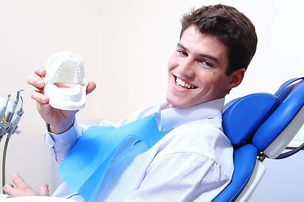 포토 JPG 서양인 외국인 남자 신체 의학 실내 치과 병원 한명 미소 웃음 들기 사람 앉기 치료 모형 환자 의료용품 치과용품 유니트체어 치아모형 덴티폼 남자만 남자한명만 국내포토 1 의자 의료기기 모션 표정 인종 내부 치아 파일형식