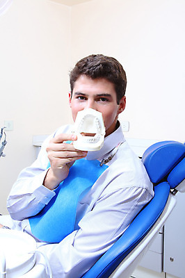 포토 JPG 서양인 외국인 남자 신체 의학 실내 치과 병원 한명 들기 사람 앉기 치료 모형 환자 의료용품 치과용품 유니트체어 치아모형 덴티폼 남자만 남자한명만 국내포토 1 의자 의료기기 모션 인종 내부 치아 파일형식