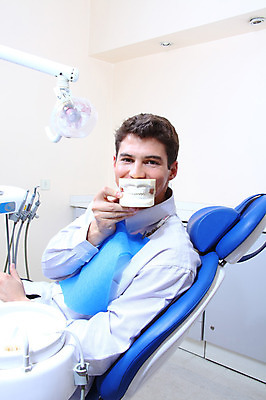 포토 JPG 서양인 외국인 남자 신체 의학 실내 치과 병원 한명 들기 사람 앉기 치료 모형 환자 의료용품 치과용품 유니트체어 치아모형 덴티폼 남자만 남자한명만 국내포토 1 의자 의료기기 모션 인종 내부 치아 파일형식