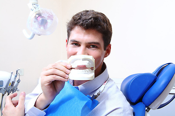 포토 JPG 서양인 외국인 남자 신체 의학 실내 치과 병원 한명 미소 웃음 들기 사람 앉기 치료 모형 환자 의료용품 치과용품 유니트체어 치아모형 덴티폼 남자만 남자한명만 국내포토 1 의자 의료기기 모션 표정 인종 내부 치아 파일형식