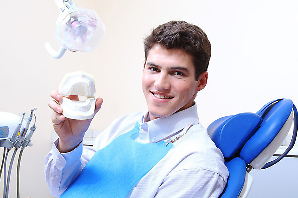 포토 JPG 서양인 외국인 남자 신체 의학 실내 치과 병원 한명 미소 웃음 들기 사람 앉기 치료 모형 환자 의료용품 치과용품 유니트체어 치아모형 덴티폼 남자만 남자한명만 국내포토 1 의자 의료기기 모션 표정 인종 내부 치아 파일형식