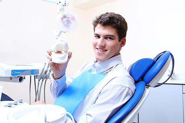 포토 JPG 서양인 외국인 남자 신체 의학 실내 치과 병원 한명 미소 웃음 들기 사람 앉기 치료 모형 환자 의료용품 치과용품 유니트체어 치아모형 덴티폼 남자만 남자한명만 국내포토 1 의자 의료기기 모션 표정 인종 내부 치아 파일형식