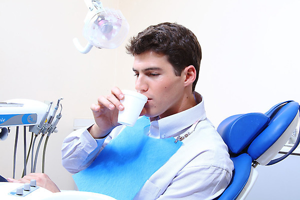 포토 JPG 서양인 외국인 남자 의학 잔 실내 치과 병원 한명 사람 앉기 치료 컵 환자 의료용품 물컵 치과용품 유니트체어 남자만 남자한명만 국내포토 1 식기 의자 의료기기 모션 인종 내부 파일형식