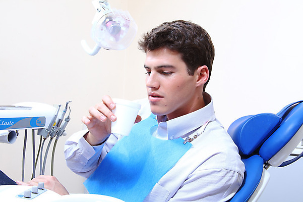 포토 JPG 서양인 외국인 응시 남자 의학 잔 실내 치과 병원 한명 들기 사람 앉기 치료 컵 환자 의료용품 물컵 치과용품 유니트체어 남자만 남자한명만 국내포토 1 식기 시선 의자 의료기기 모션 인종 내부 파일형식