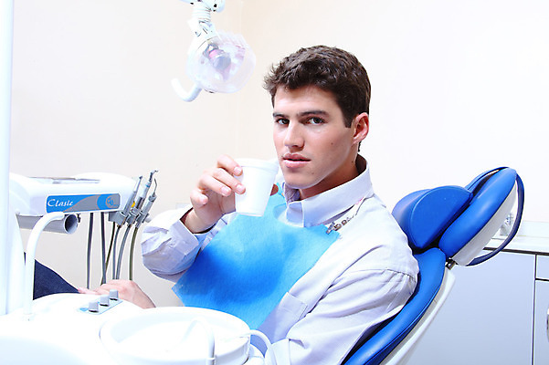 포토 JPG 서양인 외국인 남자 의학 잔 실내 치과 병원 한명 들기 사람 앉기 치료 컵 환자 의료용품 물컵 치과용품 유니트체어 남자만 남자한명만 국내포토 1 식기 의자 의료기기 모션 인종 내부 파일형식