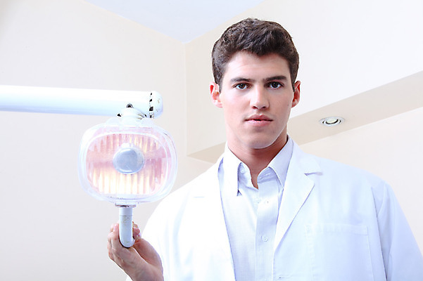 포토 JPG 서양인 외국인 직업 남자 조명 실내 치과 병원 한명 사람 성인 치료 진료 의사 램프 의료용품 가운 의사가운 치과용품 남자만 남자한명만 성인남자만 성인만 국내포토 1 옷 의학 의료기기 인종 내부 의료진 파일형식