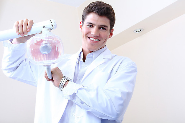 포토 JPG 서양인 외국인 직업 남자 조명 실내 치과 병원 한명 웃음 사람 성인 치료 진료 의사 램프 의료용품 가운 의사가운 치과의사 치과용품 남자만 남자한명만 성인남자만 성인만 국내포토 1 옷 의학 의료기기 표정 인종 내부 의료진 파일형식