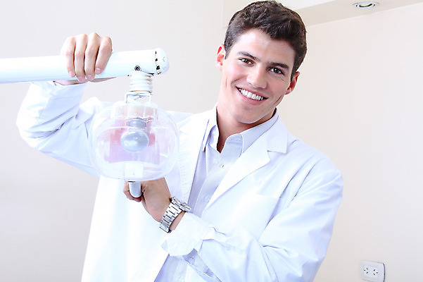 포토 JPG 서양인 외국인 직업 남자 조명 실내 치과 병원 한명 웃음 사람 성인 치료 진료 의사 램프 의료용품 가운 의사가운 치과의사 치과용품 남자만 남자한명만 성인남자만 성인만 국내포토 1 옷 의학 의료기기 표정 인종 내부 의료진 파일형식