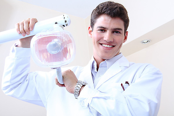 포토 JPG 서양인 외국인 직업 남자 조명 실내 치과 병원 한명 웃음 사람 성인 치료 진료 의사 램프 의료용품 가운 의사가운 치과의사 치과용품 남자만 남자한명만 성인남자만 성인만 국내포토 1 옷 의학 의료기기 표정 인종 내부 의료진 파일형식