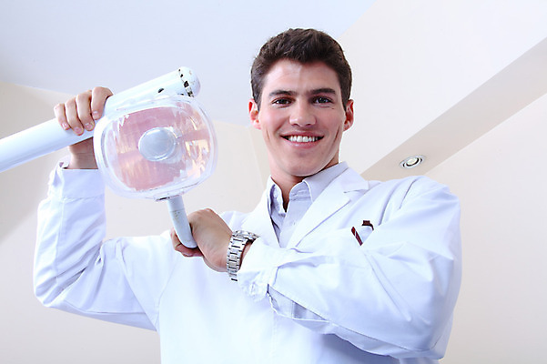 포토 JPG 서양인 외국인 직업 남자 조명 실내 치과 병원 한명 웃음 사람 성인 치료 진료 의사 램프 의료용품 가운 의사가운 치과의사 치과용품 남자만 남자한명만 성인남자만 성인만 국내포토 1 옷 의학 의료기기 표정 인종 내부 의료진 파일형식