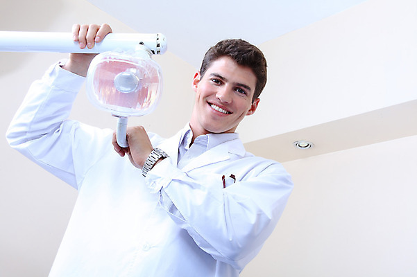 포토 JPG 서양인 외국인 직업 남자 조명 실내 치과 병원 한명 웃음 사람 성인 치료 진료 의사 램프 의료용품 가운 의사가운 치과의사 치과용품 남자만 남자한명만 성인남자만 성인만 국내포토 1 옷 의학 의료기기 표정 인종 내부 의료진 파일형식