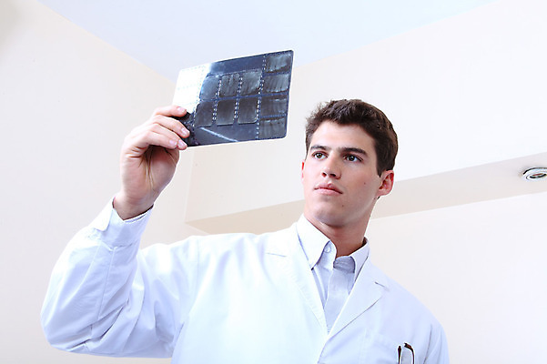 포토 JPG 서양인 외국인 직업 남자 엑스레이 실내 치과 병원 한명 들기 사람 성인 치료 진료 의사 의료용품 가운 의사가운 치과의사 치과용품 남자만 남자한명만 성인남자만 성인만 국내포토 1 옷 의학 의료기기 모션 인종 내부 의료진 파일형식