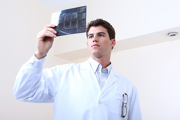 포토 JPG 서양인 외국인 직업 남자 안경 엑스레이 실내 치과 병원 한명 들기 사람 성인 치료 진료 의사 의료용품 가운 의사가운 치과의사 치과용품 남자만 남자한명만 성인남자만 성인만 국내포토 1 잡화 옷 의학 의료기기 모션 인종 내부 의료진 파일형식