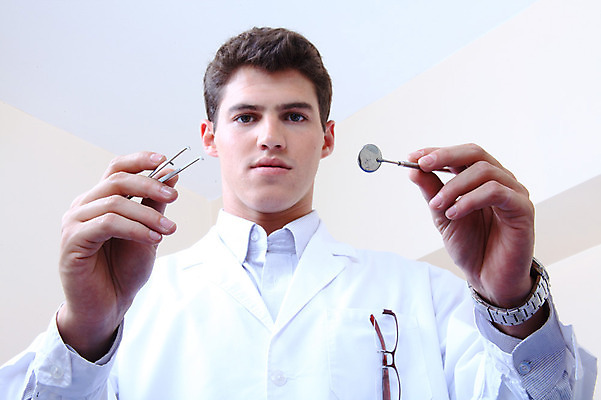 포토 JPG 서양인 외국인 직업 남자 안경 의료기기 실내 치과 병원 마스크 한명 들기 사람 성인 치료 진료 거울 장비 의사 도구 의료용품 가운 의사가운 치과의사 치과용품 핀셋 남자만 남자한명만 성인남자만 성인만 구강거울 국내포토 1 잡화 옷 의학 모션 인종 내부 의료진 파일형식