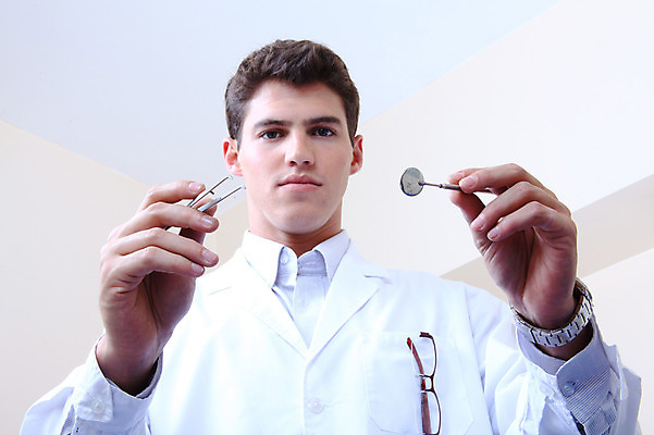 포토 JPG 서양인 외국인 직업 남자 안경 의료기기 실내 치과 병원 마스크 한명 들기 사람 성인 치료 진료 거울 장비 의사 도구 의료용품 가운 의사가운 치과의사 치과용품 핀셋 남자만 남자한명만 성인남자만 성인만 구강거울 국내포토 1 잡화 옷 의학 모션 인종 내부 의료진 파일형식