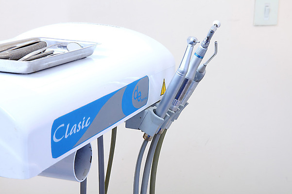 포토 JPG 손 의학 의료기기 실내 치과 병원 사람 신체부위 치료 장비 도구 의료용품 의사가운 치과용품 국내포토 내부 의사 가운 파일형식