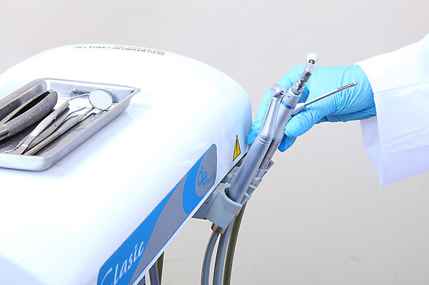 포토 JPG 손 의학 의료기기 실내 치과 병원 사람 신체부위 치료 장비 도구 의료용품 의사가운 치과용품 국내포토 내부 의사 가운 파일형식