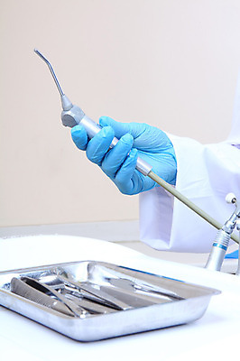 포토 JPG 손 의학 의료기기 실내 치과 병원 사람 신체부위 치료 장비 도구 의료용품 의사가운 치과용품 국내포토 내부 의사 가운 파일형식