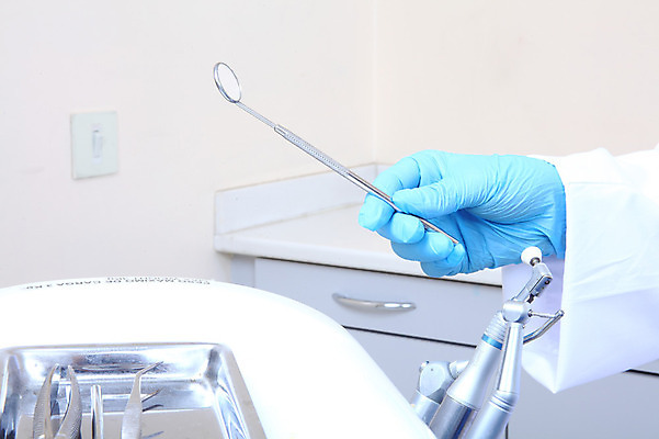 포토 JPG 손 의학 의료기기 실내 치과 병원 사람 신체부위 치료 거울 장비 도구 의료용품 의사가운 치과용품 구강거울 국내포토 내부 의사 가운 파일형식