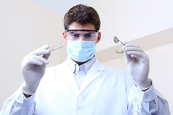 포토 JPG 서양인 외국인 직업 남자 안경 의료기기 실내 치과 병원 마스크 한명 들기 사람 성인 치료 진료 거울 장비 의사 도구 의료용품 가운 의사가운 치과의사 치과용품 핀셋 남자만 남자한명만 성인남자만 성인만 구강거울 국내포토 1 잡화 옷 의학 모션 인종 내부 의료진 파일형식