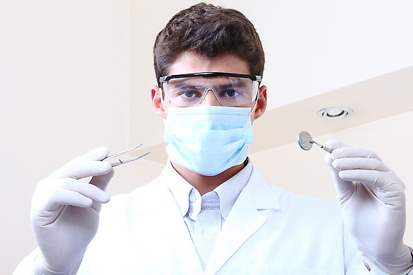 포토 JPG 서양인 외국인 직업 남자 안경 의료기기 실내 치과 병원 마스크 한명 들기 사람 성인 치료 진료 거울 장비 의사 도구 의료용품 가운 의사가운 치과의사 치과용품 핀셋 남자만 남자한명만 성인남자만 성인만 구강거울 국내포토 1 잡화 옷 의학 모션 인종 내부 의료진 파일형식