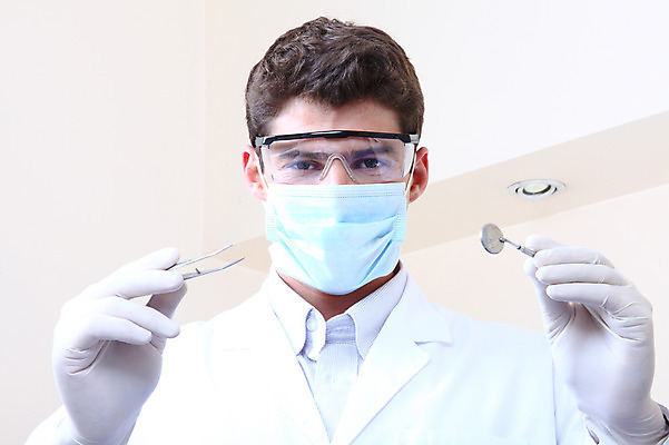 포토 JPG 서양인 외국인 직업 남자 안경 의료기기 실내 치과 병원 마스크 한명 들기 사람 성인 치료 진료 거울 장비 의사 도구 의료용품 가운 의사가운 치과의사 치과용품 핀셋 남자만 남자한명만 성인남자만 성인만 구강거울 국내포토 1 잡화 옷 의학 모션 인종 내부 의료진 파일형식