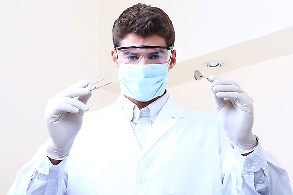 포토 JPG 서양인 외국인 직업 남자 안경 의료기기 실내 치과 병원 마스크 한명 들기 사람 성인 치료 진료 거울 장비 의사 도구 의료용품 가운 의사가운 치과의사 치과용품 핀셋 남자만 남자한명만 성인남자만 성인만 구강거울 국내포토 1 잡화 옷 의학 모션 인종 내부 의료진 파일형식