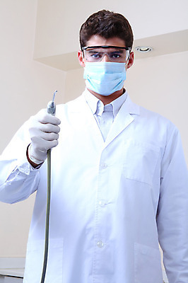 포토 JPG 서양인 외국인 직업 남자 안경 의료기기 실내 치과 병원 마스크 한명 들기 사람 성인 치료 진료 장비 의사 도구 의료용품 가운 의사가운 치과의사 치과용품 남자만 남자한명만 성인남자만 성인만 국내포토 1 잡화 옷 의학 모션 인종 내부 의료진 파일형식