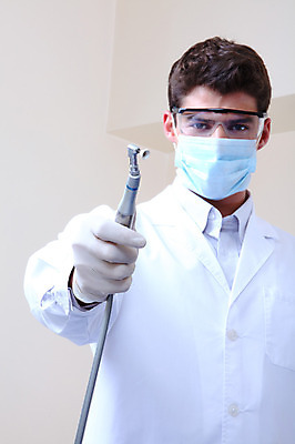 포토 JPG 서양인 외국인 직업 남자 안경 의료기기 실내 치과 병원 마스크 한명 들기 사람 성인 치료 진료 장비 의사 도구 의료용품 가운 의사가운 치과의사 치과용품 남자만 남자한명만 성인남자만 성인만 국내포토 1 잡화 옷 의학 모션 인종 내부 의료진 파일형식