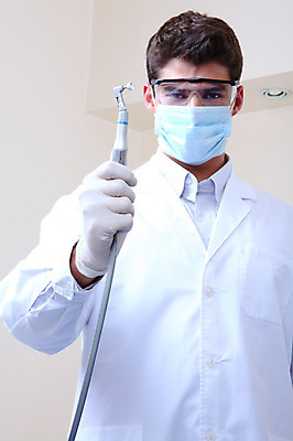 포토 JPG 서양인 외국인 직업 남자 안경 의료기기 실내 치과 병원 마스크 한명 들기 사람 성인 치료 진료 장비 의사 도구 의료용품 가운 의사가운 치과의사 치과용품 남자만 남자한명만 성인남자만 성인만 국내포토 1 잡화 옷 의학 모션 인종 내부 의료진 파일형식