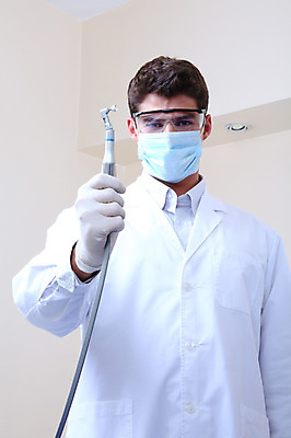 포토 JPG 서양인 외국인 직업 남자 안경 의료기기 실내 치과 병원 마스크 한명 들기 사람 성인 치료 진료 장비 의사 도구 의료용품 가운 의사가운 치과의사 치과용품 남자만 남자한명만 성인남자만 성인만 국내포토 1 잡화 옷 의학 모션 인종 내부 의료진 파일형식