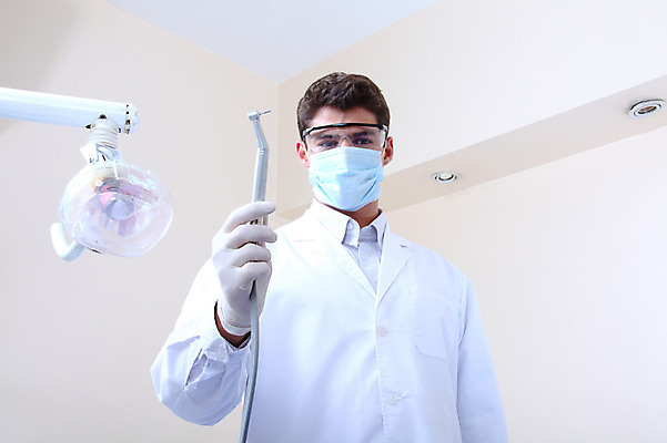 포토 JPG 서양인 외국인 직업 남자 안경 의료기기 실내 치과 병원 마스크 한명 들기 사람 성인 치료 진료 장비 의사 도구 의료용품 가운 의사가운 치과의사 치과용품 남자만 남자한명만 성인남자만 성인만 국내포토 1 잡화 옷 의학 모션 인종 내부 의료진 파일형식