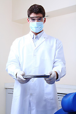 포토 JPG 서양인 외국인 직업 남자 안경 의료기기 엑스레이 실내 치과 병원 마스크 한명 들기 사람 성인 치료 진료 장비 의사 도구 의료용품 가운 의사가운 치과의사 치과용품 남자만 남자한명만 성인남자만 성인만 국내포토 1 잡화 옷 의학 모션 인종 내부 의료진 파일형식