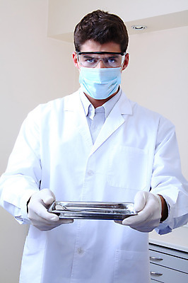 포토 JPG 서양인 외국인 직업 남자 안경 의료기기 엑스레이 실내 치과 병원 마스크 한명 들기 사람 성인 치료 진료 장비 의사 도구 의료용품 가운 의사가운 치과의사 치과용품 남자만 남자한명만 성인남자만 성인만 국내포토 1 잡화 옷 의학 모션 인종 내부 의료진 파일형식