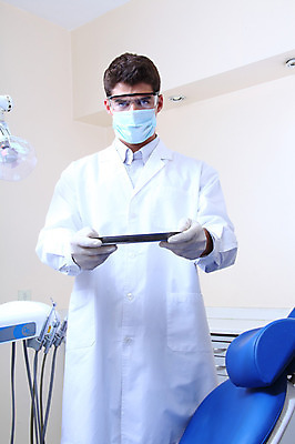 포토 JPG 서양인 외국인 직업 남자 안경 의료기기 실내 치과 병원 마스크 한명 들기 사람 성인 치료 진료 장비 의사 도구 의료용품 가운 의사가운 치과의사 치과용품 남자만 남자한명만 성인남자만 성인만 국내포토 1 잡화 옷 의학 모션 인종 내부 의료진 파일형식