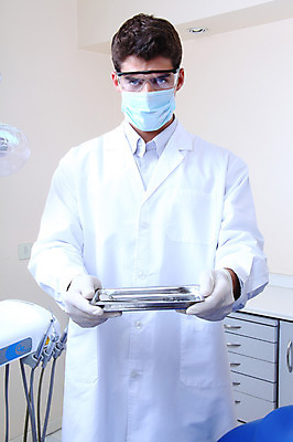 포토 JPG 서양인 외국인 직업 남자 안경 의료기기 실내 치과 병원 마스크 한명 들기 사람 성인 치료 진료 장비 의사 도구 의료용품 가운 의사가운 치과의사 치과용품 남자만 남자한명만 성인남자만 성인만 국내포토 1 잡화 옷 의학 모션 인종 내부 의료진 파일형식