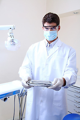 포토 JPG 서양인 외국인 직업 남자 안경 의료기기 실내 치과 병원 마스크 한명 들기 사람 성인 치료 진료 장비 의사 도구 의료용품 가운 의사가운 치과의사 치과용품 남자만 남자한명만 성인남자만 성인만 국내포토 1 잡화 옷 의학 모션 인종 내부 의료진 파일형식