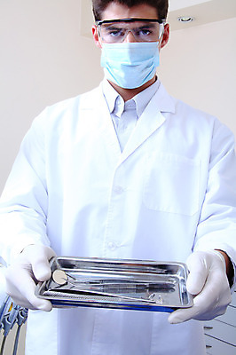 포토 JPG 서양인 외국인 직업 남자 안경 의료기기 실내 치과 병원 마스크 한명 들기 사람 성인 치료 진료 장비 의사 도구 의료용품 가운 의사가운 치과의사 치과용품 남자만 남자한명만 성인남자만 성인만 국내포토 1 잡화 옷 의학 모션 인종 내부 의료진 파일형식