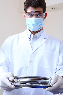 포토 JPG 서양인 외국인 직업 남자 안경 의료기기 실내 치과 병원 마스크 한명 들기 사람 성인 치료 진료 장비 의사 도구 의료용품 가운 의사가운 치과의사 치과용품 남자만 남자한명만 성인남자만 성인만 국내포토 1 잡화 옷 의학 모션 인종 내부 의료진 파일형식