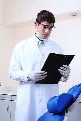 포토 JPG 서양인 외국인 직업 응시 남자 안경 조명 실내 치과 병원 마스크 한명 서기 사람 성인 치료 진료 의사 램프 의료용품 가운 의사가운 치과의사 치과용품 서류판 남자만 남자한명만 성인남자만 성인만 국내포토 1 시선 잡화 옷 의학 의료기기 모션 인종 내부 사무용품 의료진 파일형식