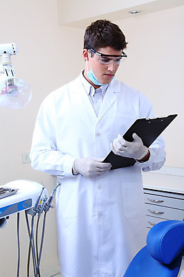 포토 JPG 서양인 외국인 직업 응시 남자 안경 조명 실내 치과 병원 마스크 한명 서기 사람 성인 치료 진료 의사 램프 의료용품 가운 의사가운 치과의사 치과용품 서류판 남자만 남자한명만 성인남자만 성인만 국내포토 1 시선 잡화 옷 의학 의료기기 모션 인종 내부 사무용품 의료진 파일형식