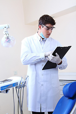 포토 JPG 서양인 외국인 직업 남자 안경 조명 실내 치과 병원 마스크 한명 서기 사람 성인 치료 진료 의사 램프 기록 의료용품 가운 의사가운 치과의사 치과용품 서류판 남자만 남자한명만 성인남자만 성인만 국내포토 1 잡화 옷 의학 의료기기 모션 인종 내부 사무용품 의료진 파일형식