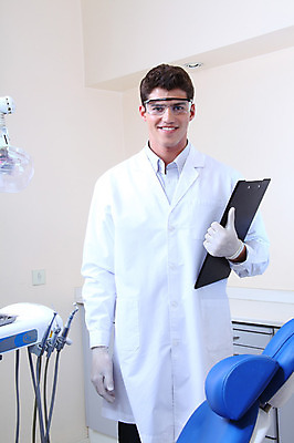 포토 JPG 서양인 외국인 직업 남자 안경 조명 실내 치과 병원 마스크 한명 서기 웃음 사람 성인 치료 진료 의사 램프 의료용품 가운 의사가운 치과의사 치과용품 서류판 남자만 남자한명만 성인남자만 성인만 국내포토 1 잡화 옷 의학 의료기기 모션 표정 인종 내부 사무용품 의료진 파일형식