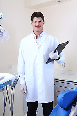 포토 JPG 서양인 외국인 직업 남자 안경 조명 실내 치과 병원 마스크 한명 서기 웃음 사람 성인 치료 진료 의사 램프 의료용품 가운 의사가운 치과의사 치과용품 서류판 남자만 남자한명만 성인남자만 성인만 국내포토 1 잡화 옷 의학 의료기기 모션 표정 인종 내부 사무용품 의료진 파일형식