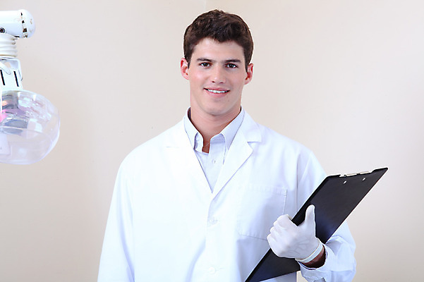 포토 JPG 서양인 외국인 직업 남자 안경 조명 실내 치과 병원 마스크 한명 서기 웃음 사람 성인 치료 진료 의사 램프 의료용품 가운 의사가운 치과의사 치과용품 서류판 남자만 남자한명만 성인남자만 성인만 국내포토 1 잡화 옷 의학 의료기기 모션 표정 인종 내부 사무용품 의료진 파일형식