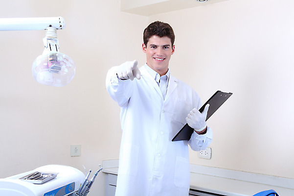 포토 JPG 서양인 외국인 직업 남자 안경 조명 실내 치과 병원 마스크 한명 서기 웃음 사람 손짓 성인 치료 진료 의사 램프 가리킴 의료용품 가운 의사가운 치과의사 치과용품 서류판 남자만 남자한명만 성인남자만 성인만 국내포토 1 잡화 옷 의학 의료기기 모션 표정 인종 내부 사무용품 의료진 파일형식