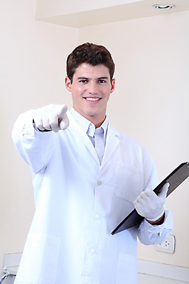 포토 JPG 서양인 외국인 직업 남자 안경 실내 치과 병원 마스크 한명 서기 웃음 사람 손짓 성인 치료 진료 의사 가리킴 의료용품 가운 의사가운 치과의사 치과용품 서류판 남자만 남자한명만 성인남자만 성인만 국내포토 1 잡화 옷 의학 의료기기 모션 표정 인종 내부 사무용품 의료진 파일형식